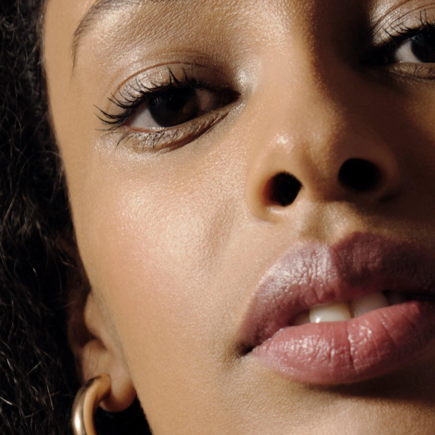 Expressionist Volumizing Mascara 6 Expressionist Volumizing Mascara - Image 6